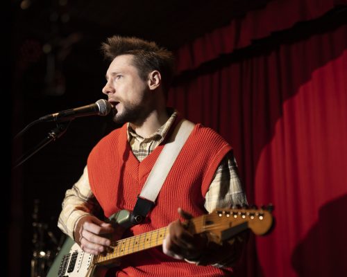 medium-shot-man-playing-stage